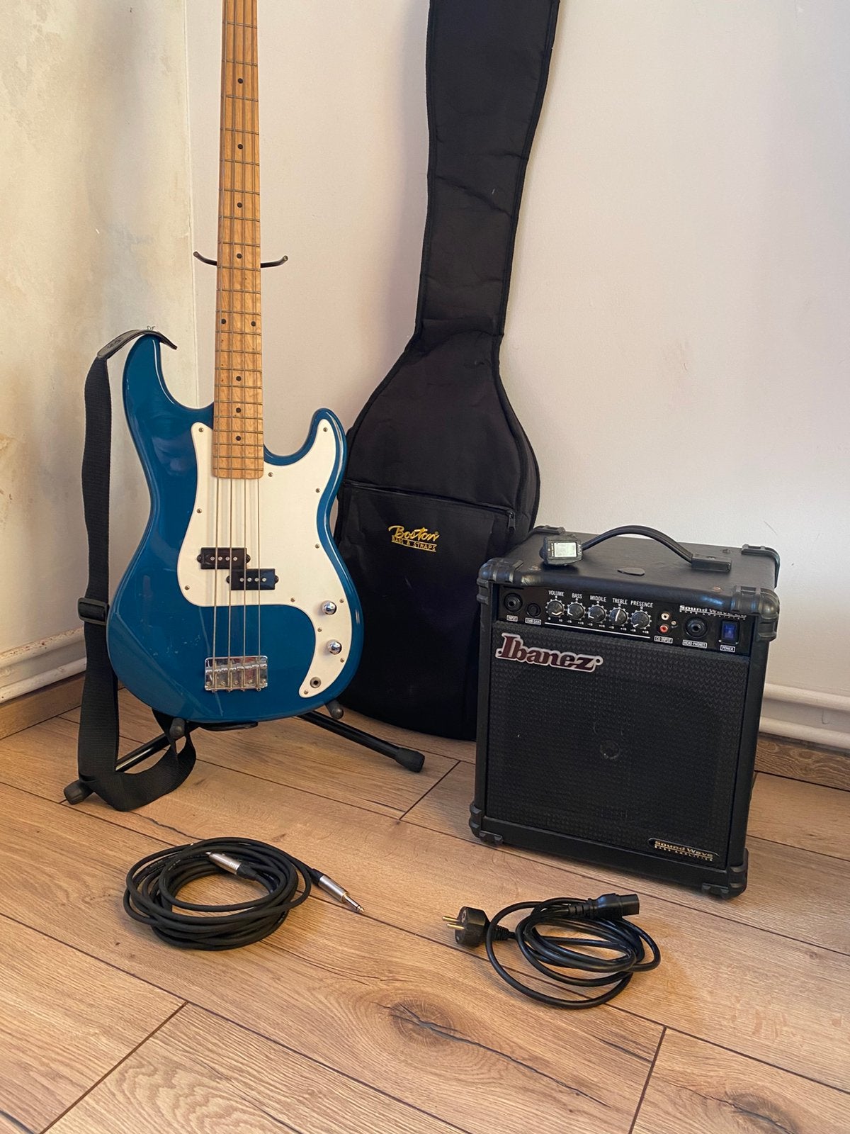 Guitare basse Volcano avec amplificateur, Musique & Instruments, Instruments à corde | Guitares | Électriques, Enlèvement, Comme neuf