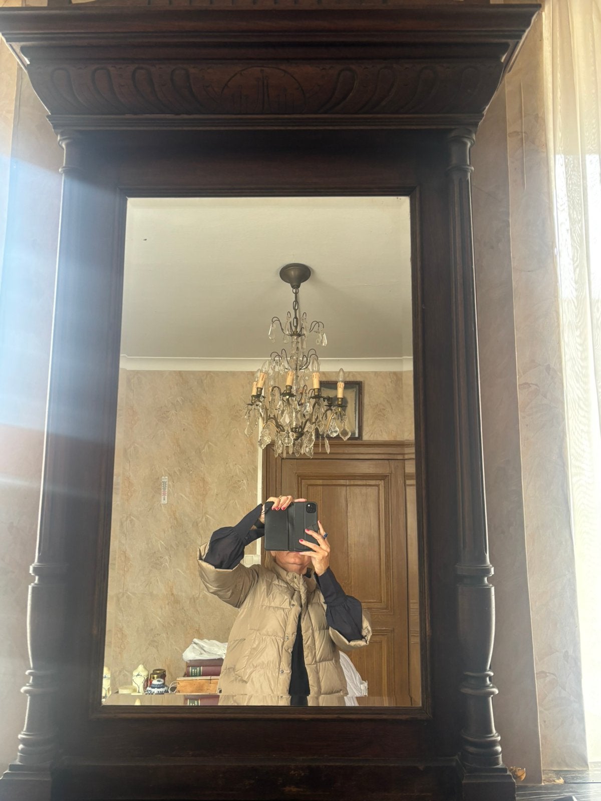 Miroir en bois, Enlèvement
