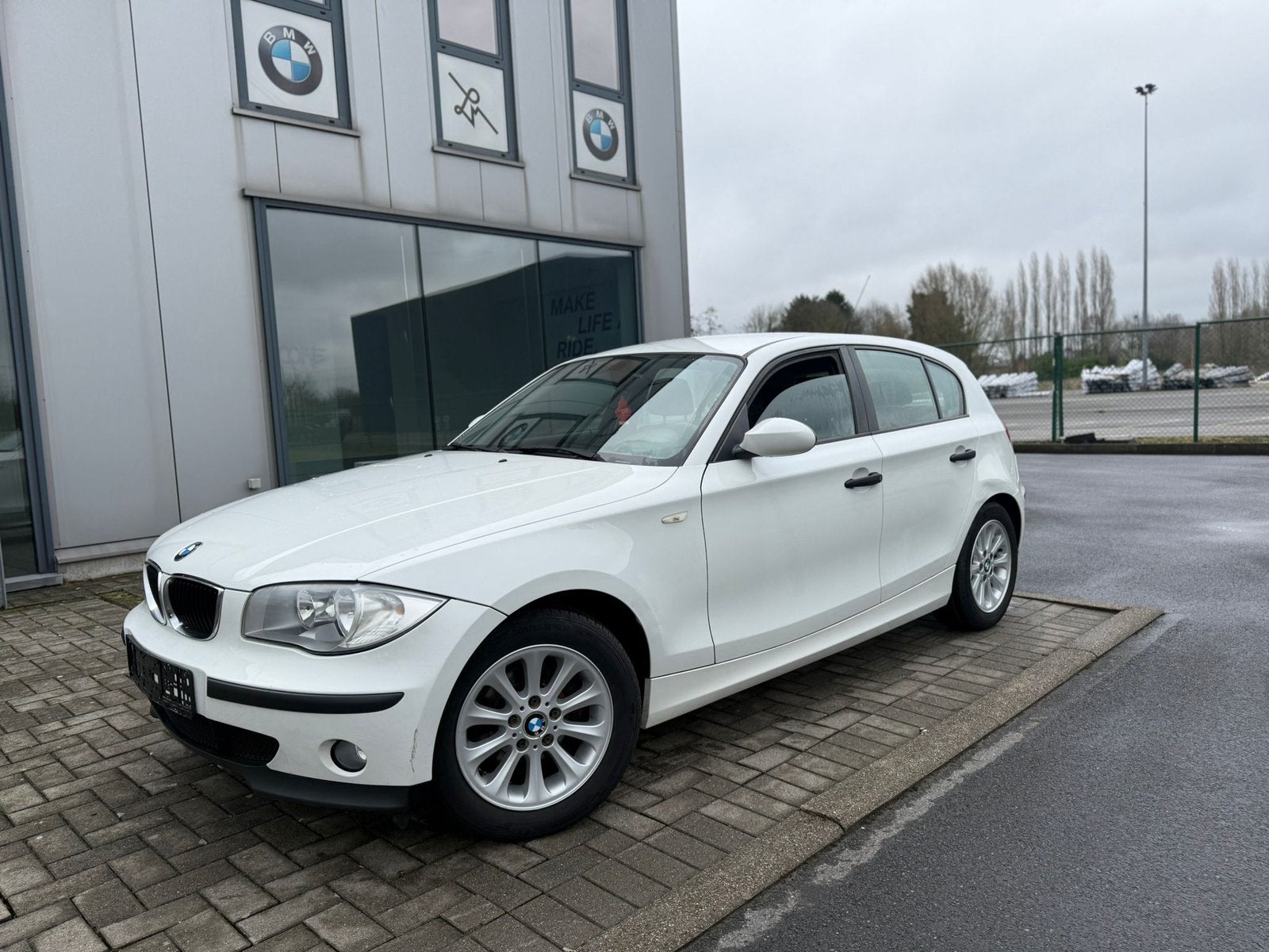 Te koop BMW 116i BWJ 2007 175.000 km. Blanco gekeurd, 1 Reeks, Zwart, 4 cilinders, Wit