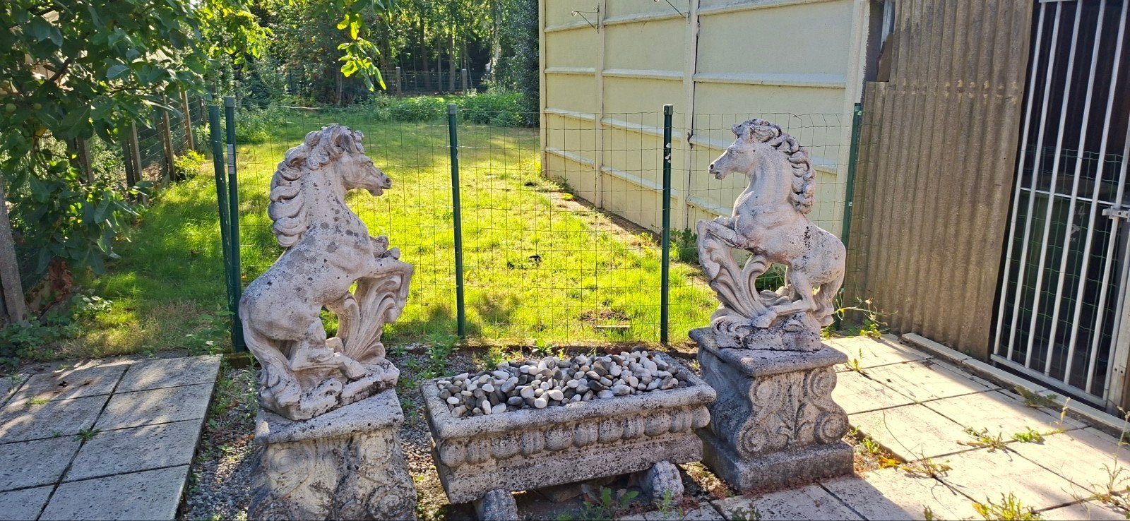 2 beelden van paarden op sokkel met nog een bloembak, Ophalen, Overige onderwerpen, 50 - 100 cm, Beeld