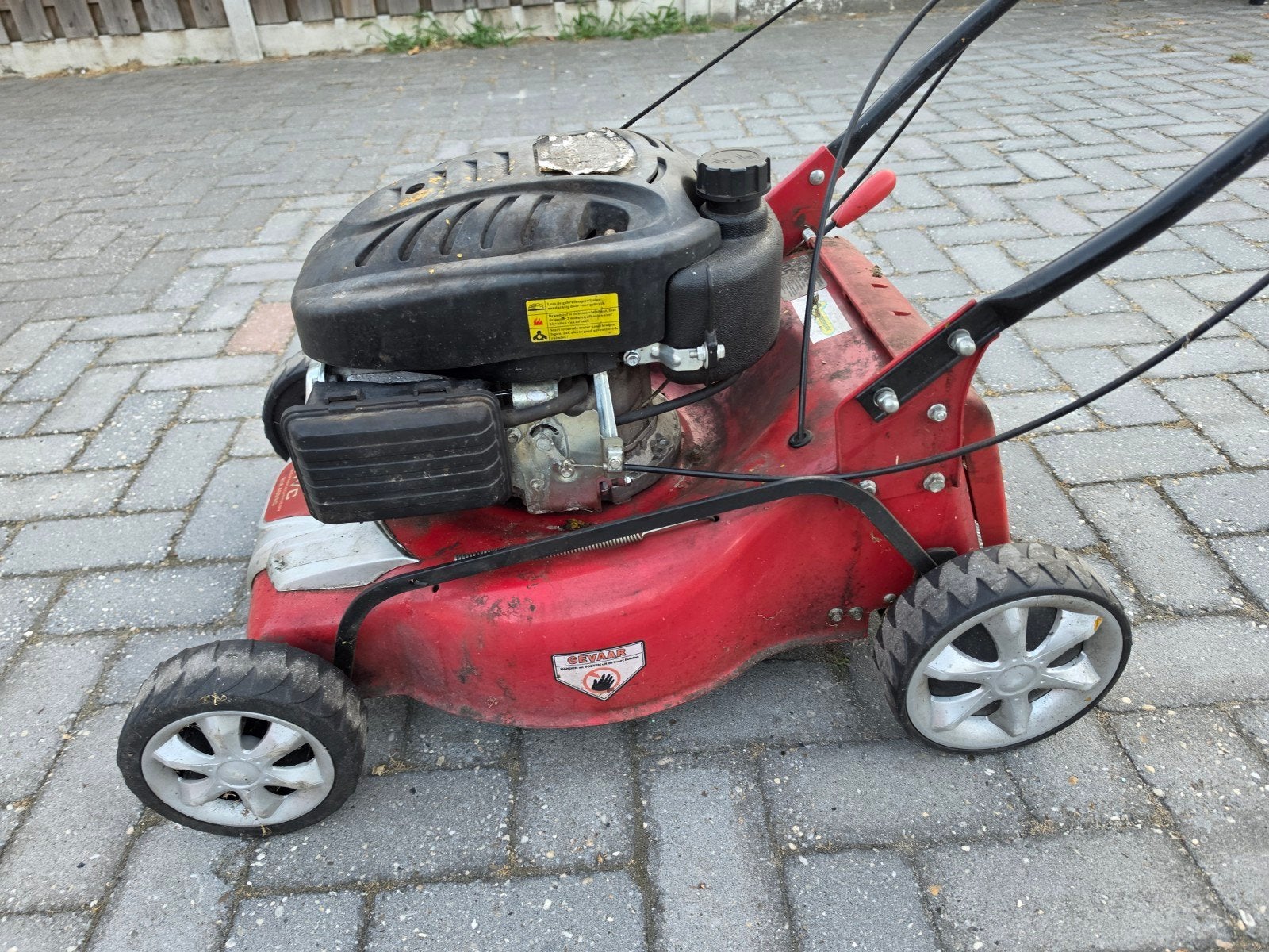 Te koop: Een HVC zelftrekkende benzine grasmaaier.  € 50, Jardin & Terrasse, Enlèvement