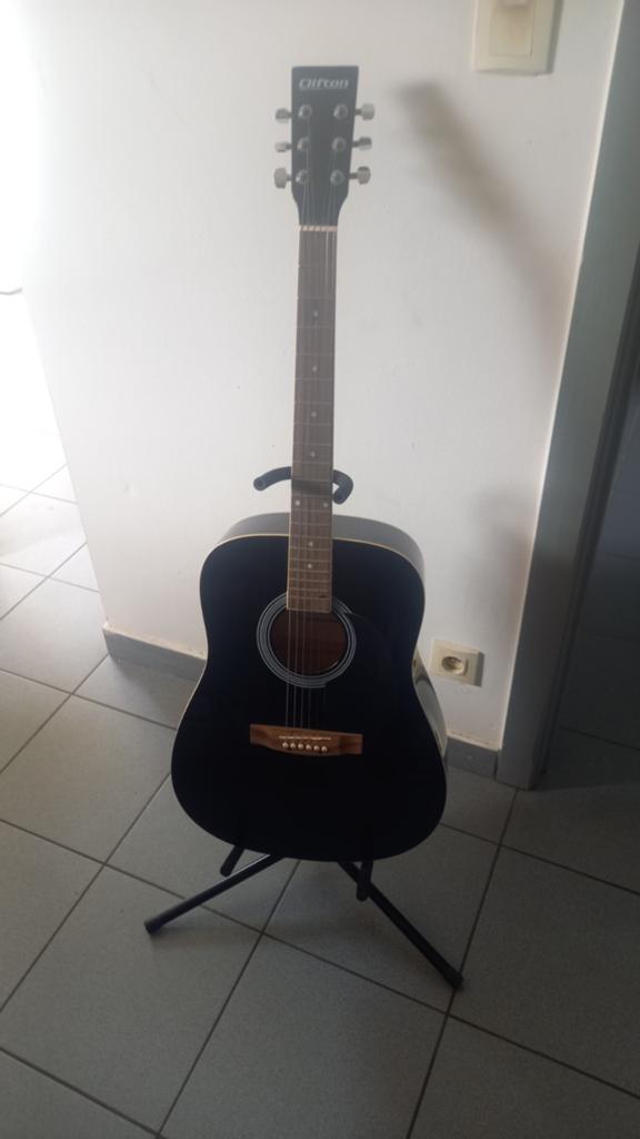 Mooie gitaar en grammofoon, Musique & Instruments, Instruments à corde | Guitares | Acoustiques, Enlèvement