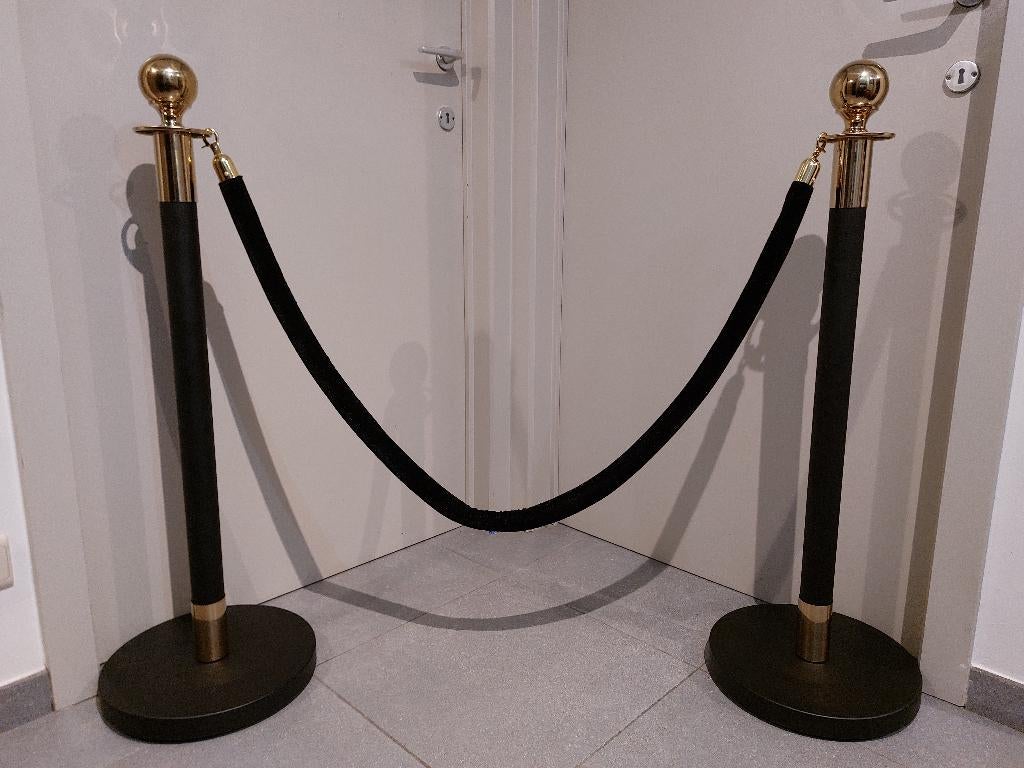 Afzet palen (4), Barrière met Fluwelen touwen (3)      µ0a, Ophalen