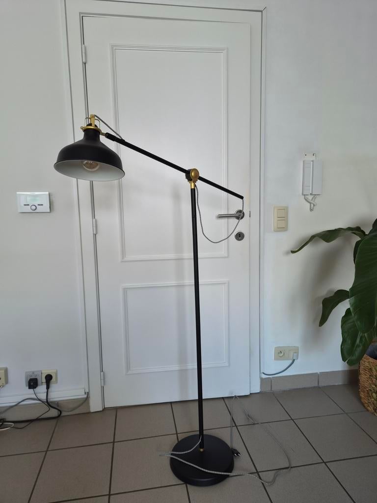 Zwarte lamp Ikea, Huis en Inrichting, Lampen | Vloerlampen, Ophalen, Zo goed als nieuw