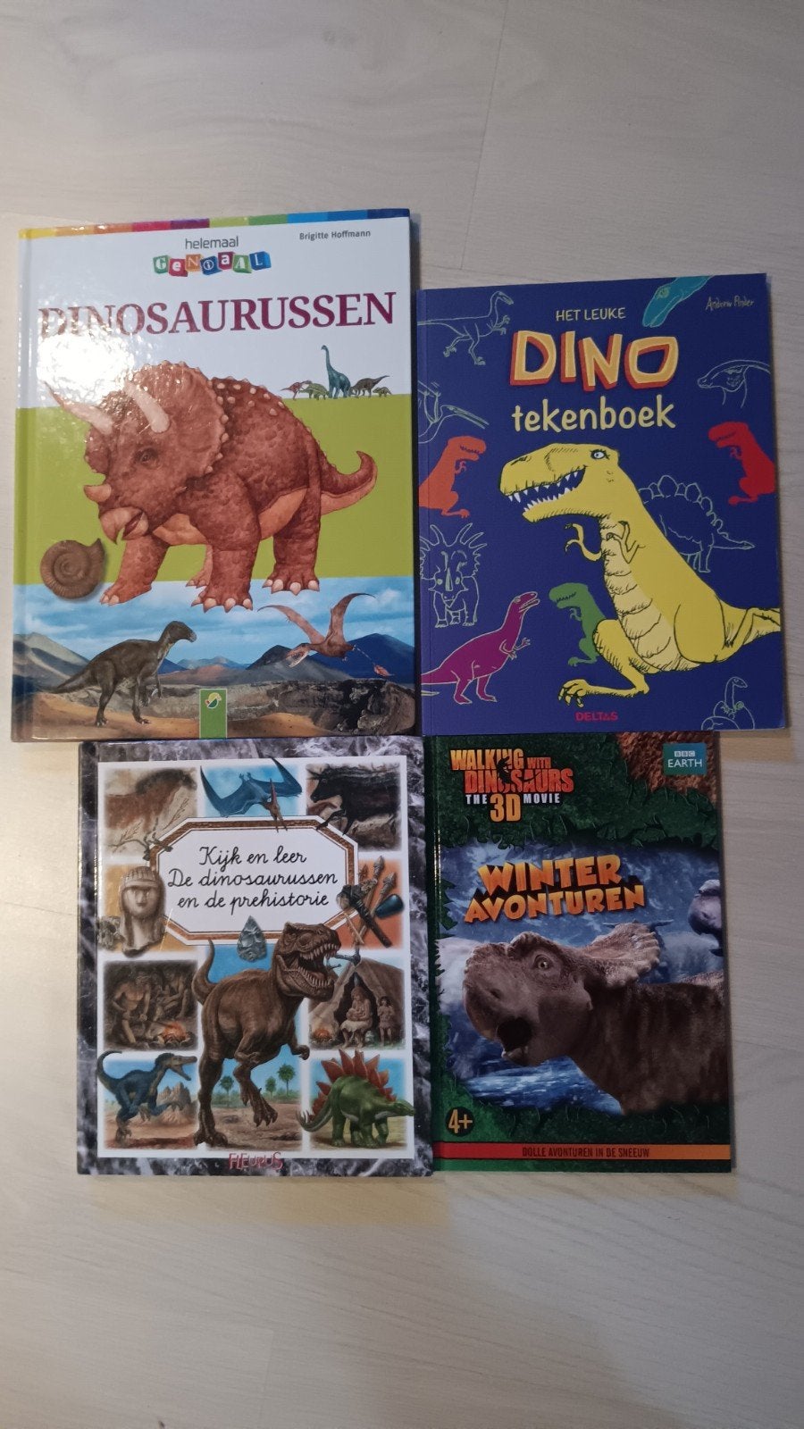 4 boeken over dinosaurussen, Ophalen