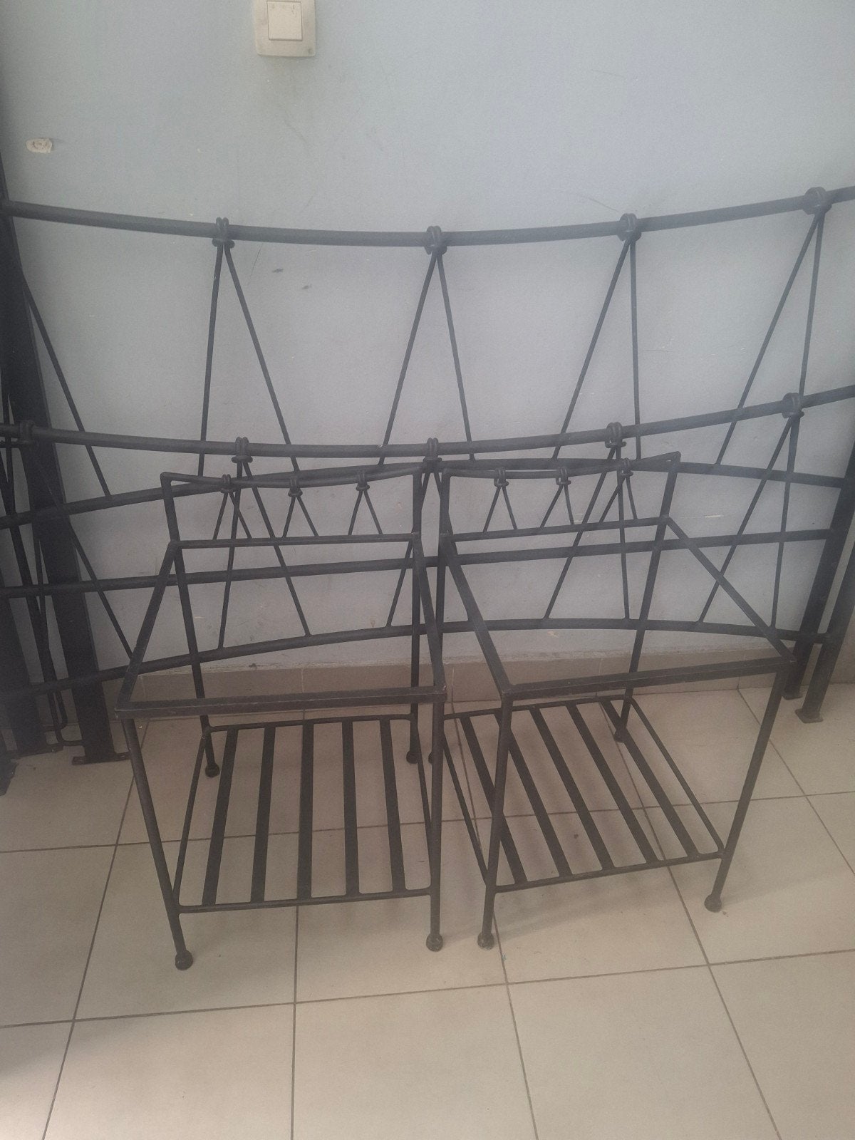 Cadre  fer forge noir et 2  tables dechect, Enlèvement