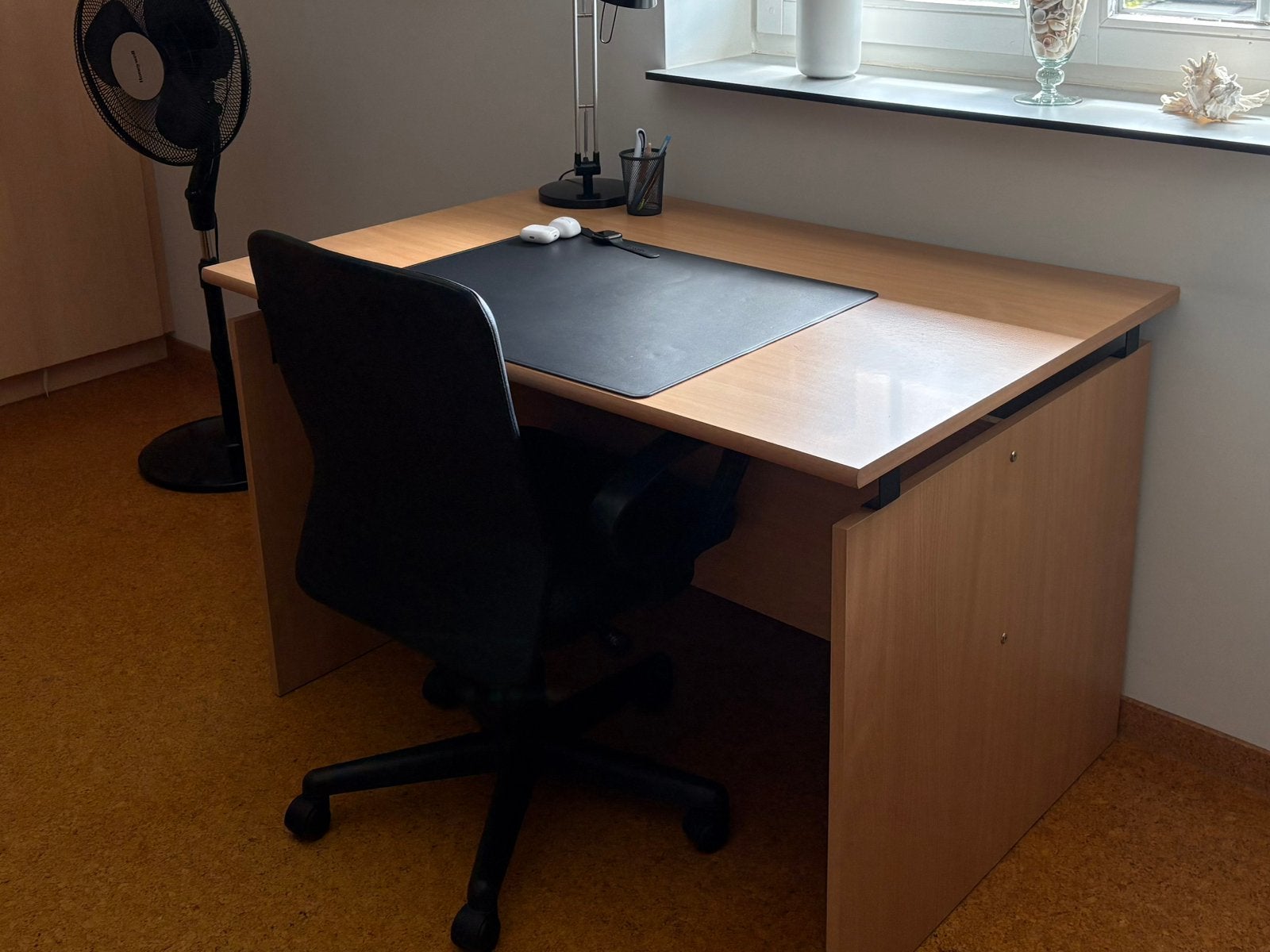Bureau + bureaustoel en bureaulamp, Huis en Inrichting, Bureaus, Ophalen, Zo goed als nieuw