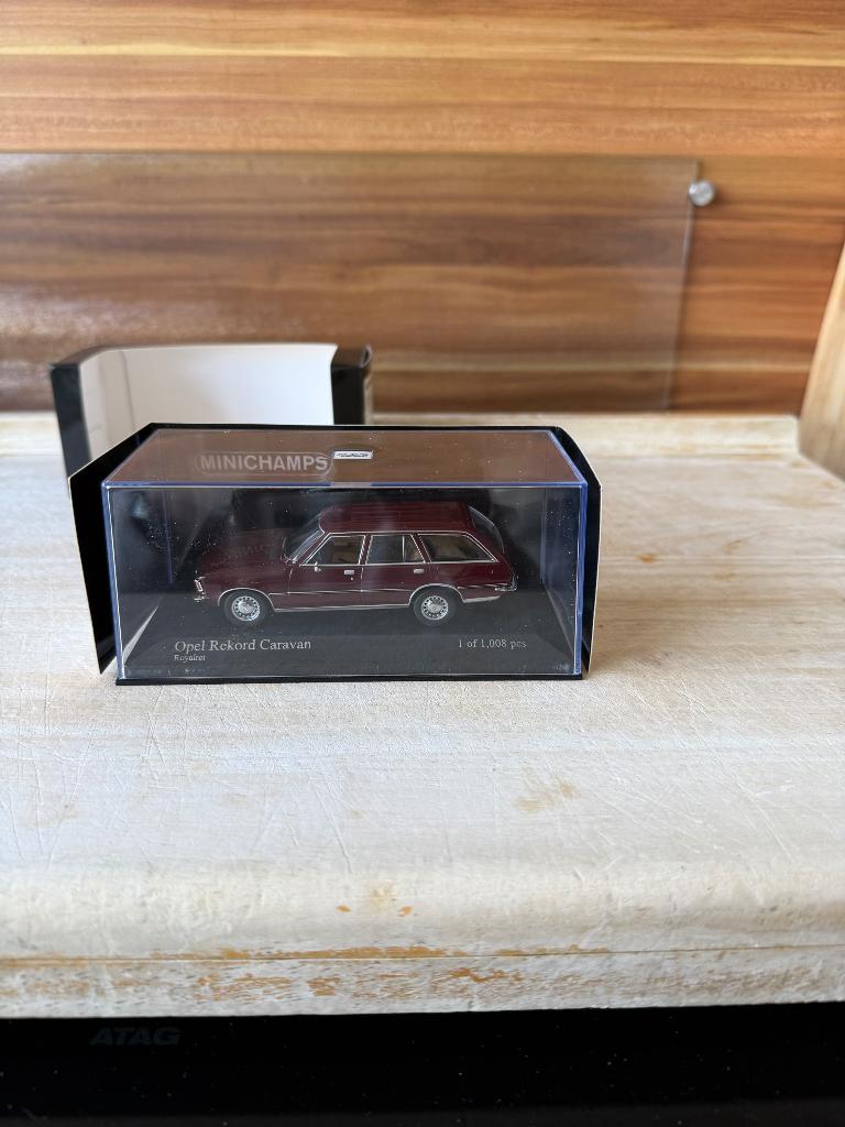 Minichamps Opel Rekord Caravan 1975 Royalrot 1 van 1008, Enlèvement ou Envoi, Neuf, Voiture, MiniChamps