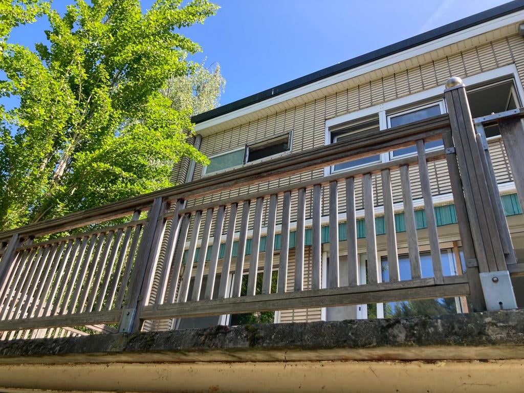 Mooi houten tuin- of balkonhek 5,70 meter!, Jardin & Terrasse, Portes de jardin, Enlèvement, Comme neuf, Bois