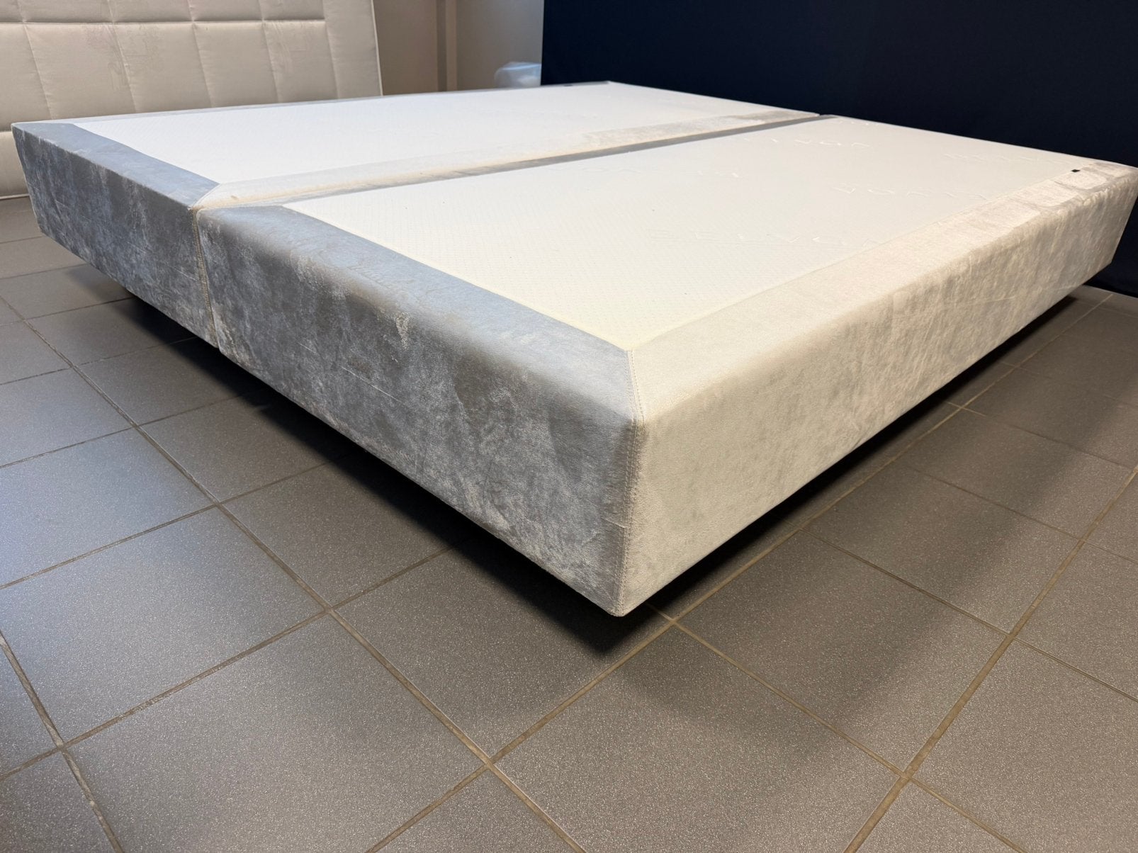 Box Spring 180/200 (2x90/200) in velours pastelgrijs., Ophalen, Zo goed als nieuw