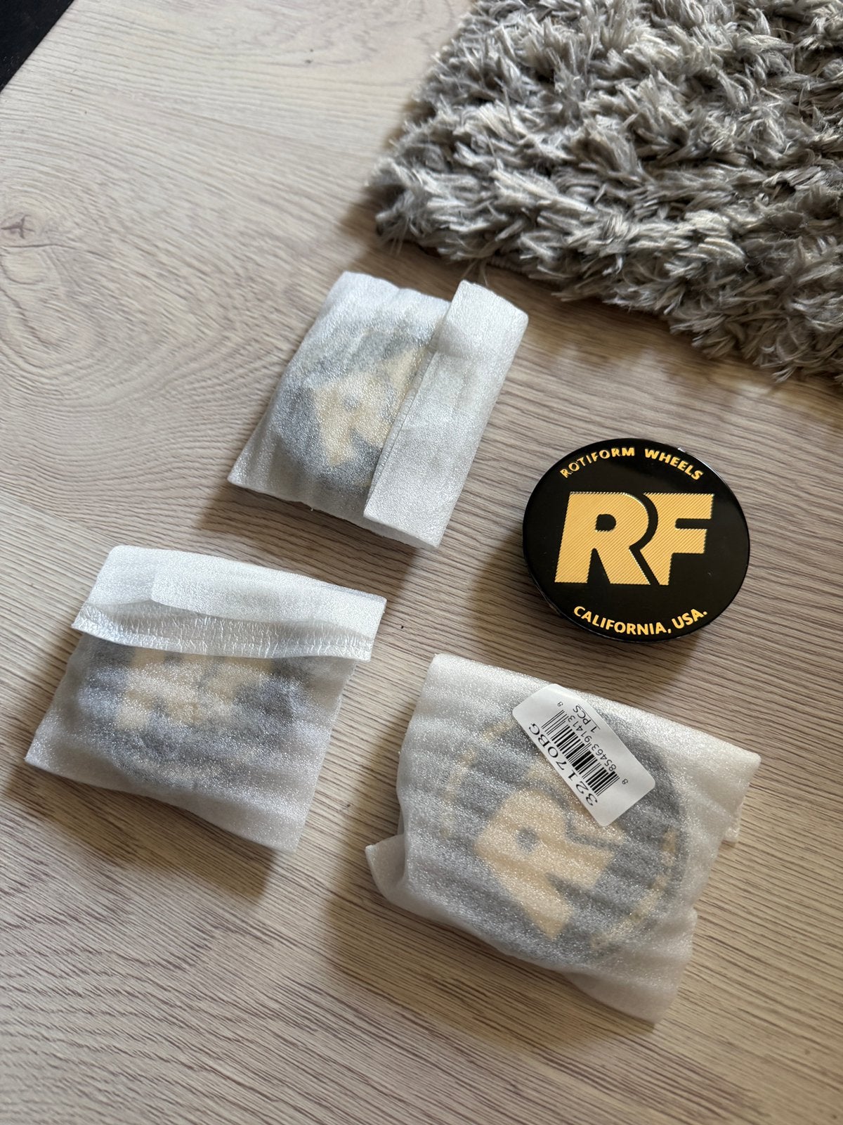 Black/gold rotiform centercaps, Enlèvement