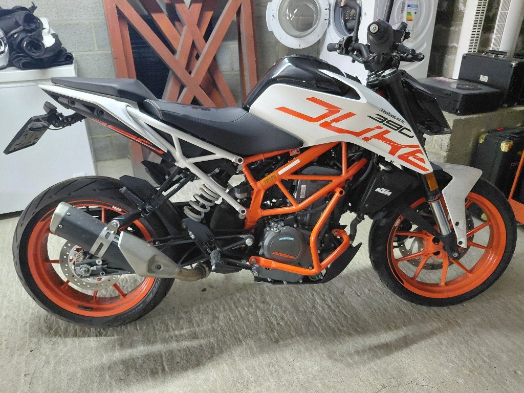 KTM 390 Duke wit 2017 (Helm en pak apart verkrijgbaar), Motos, Motos | KTM, Particulier, Naked bike, 12 à 35 kW, 1 cylindre, Permis Moto A2 minimum