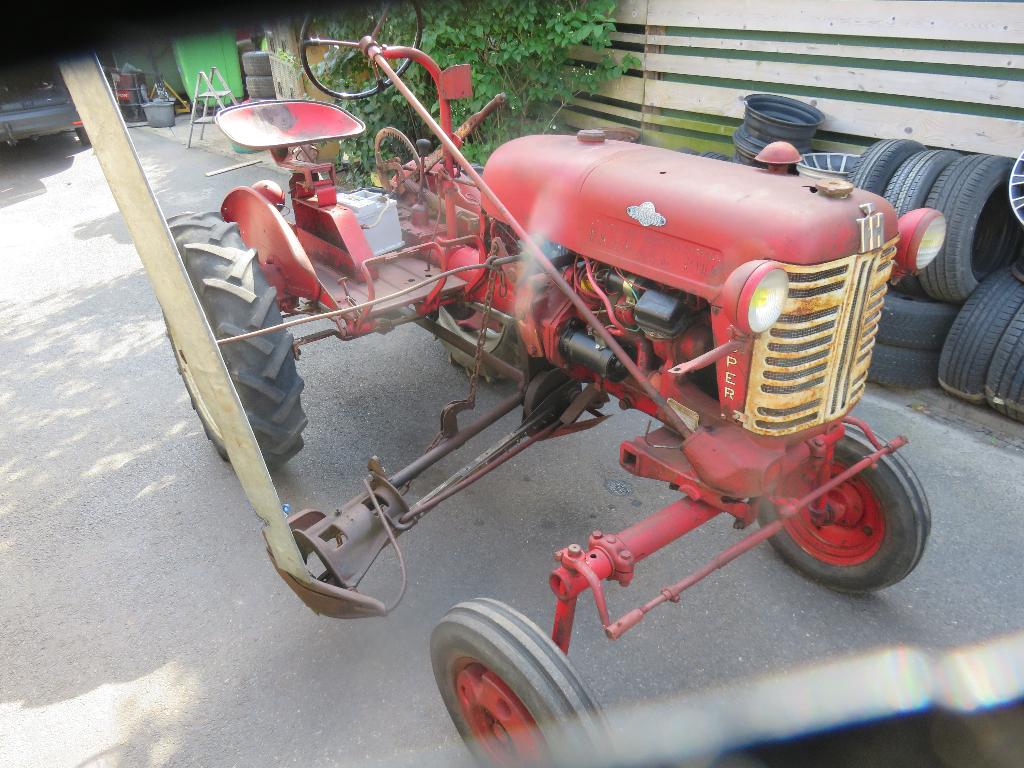 oltimer traktor FARMAL CUP 1962 met maaibalk, Ophalen, Oldtimer, Overige merken