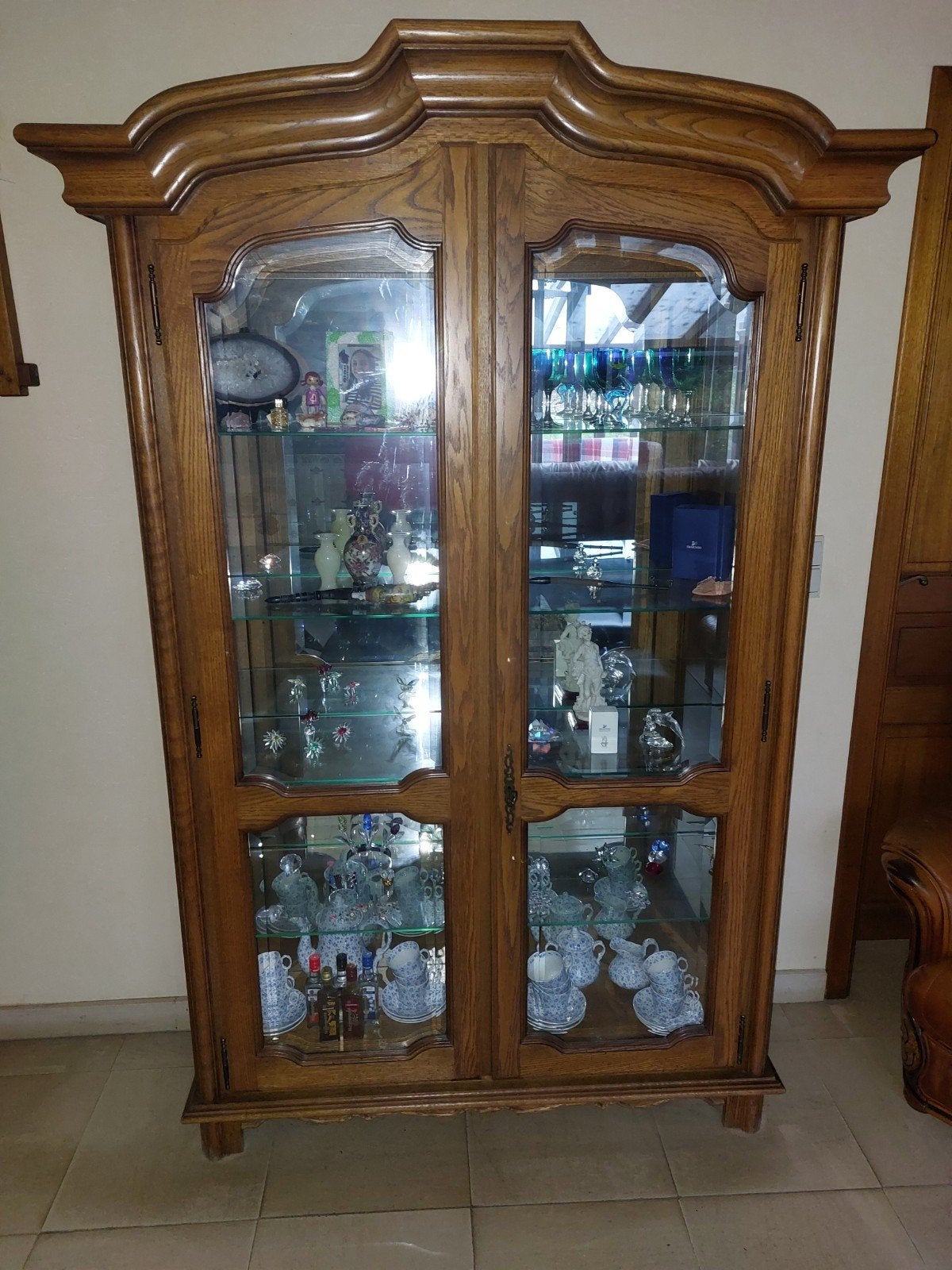 Vitrine kast met verlichting, Ophalen, Zo goed als nieuw
