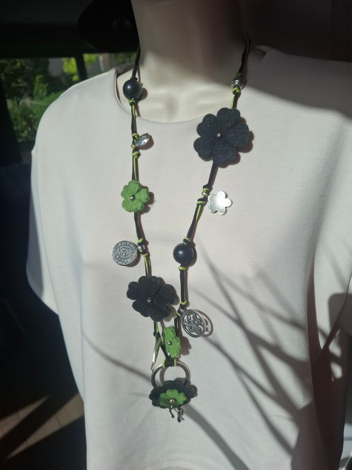 collier sautoir fleurs laine et breloques, Enlèvement ou Envoi, Avec pendentif, Comme neuf, Autres matériaux