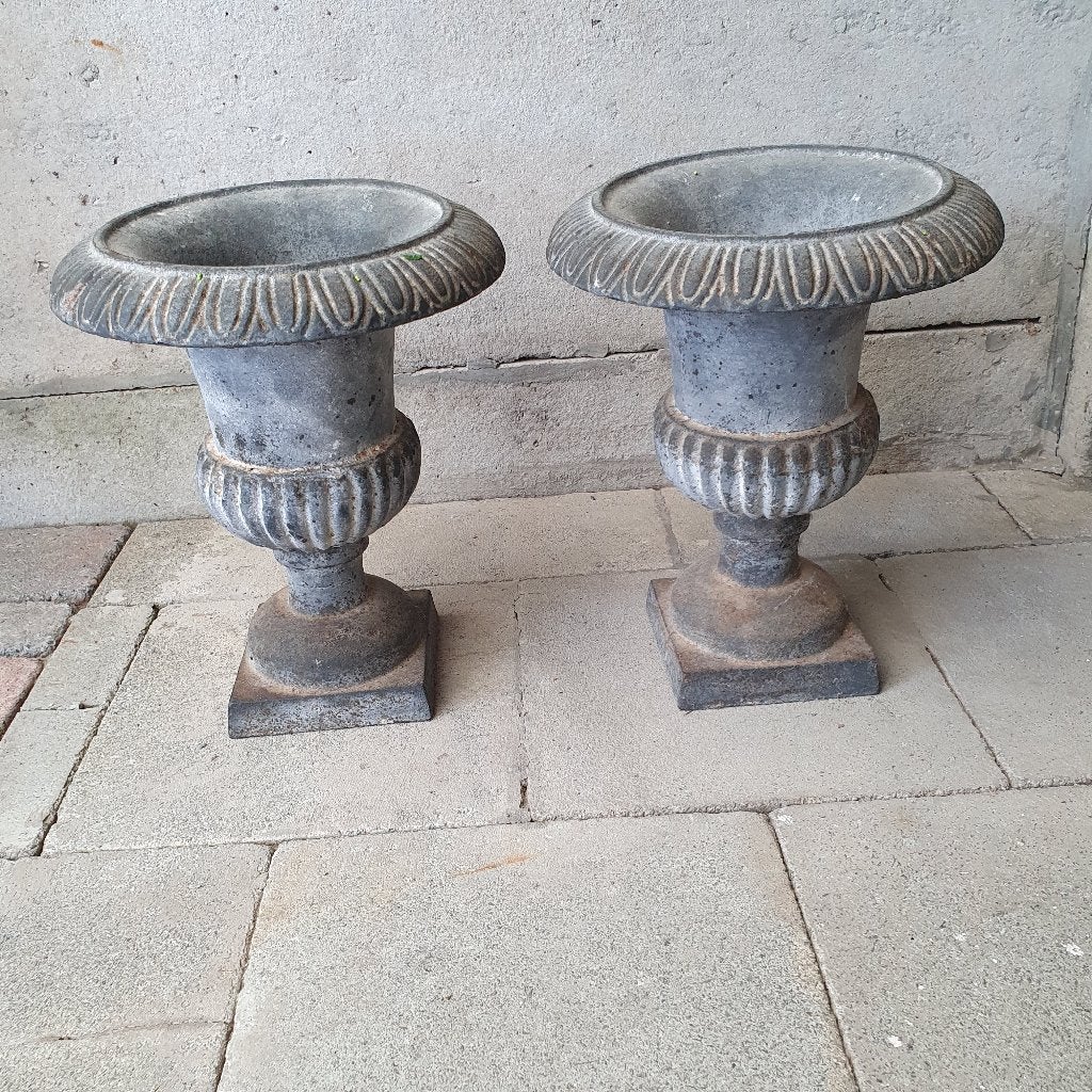 2 gietijzeren vazen, Tuin en Terras, Ophalen, Gebruikt