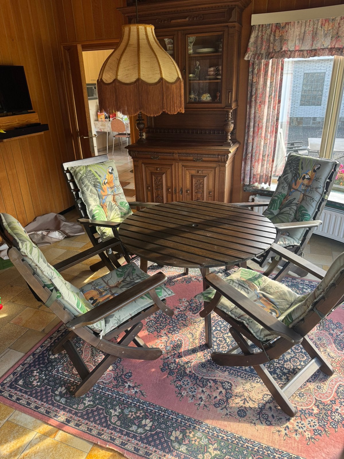 Ronde houten tuintafel + 4 verstelbare stoelen met kussens, Ophalen, Zo goed als nieuw, Tuinset