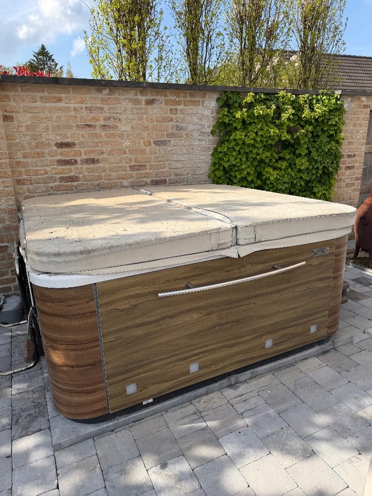 Jacuzzi Aquavia - 5 personen - afhalen voor 11 oktober, Ophalen, Gebruikt, Afdekzeil, Vast