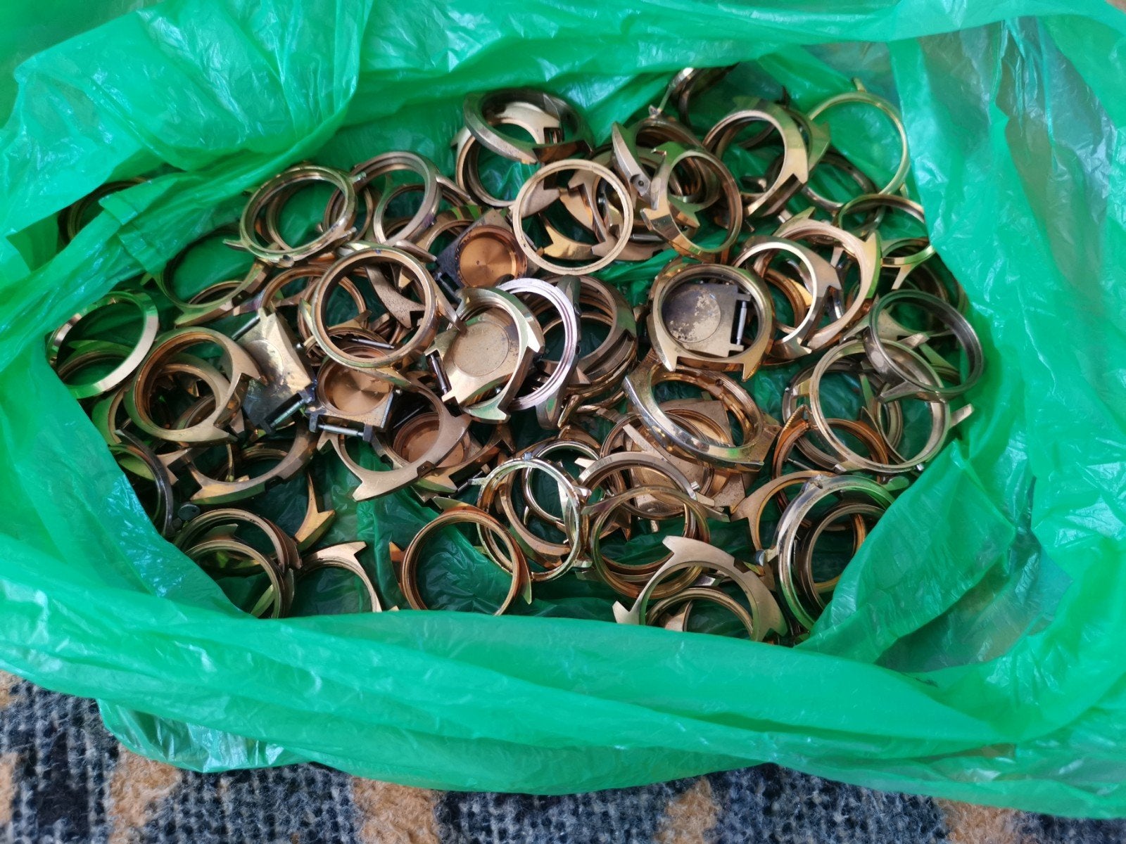 Verguld horlogekastje, Enlèvement ou Envoi