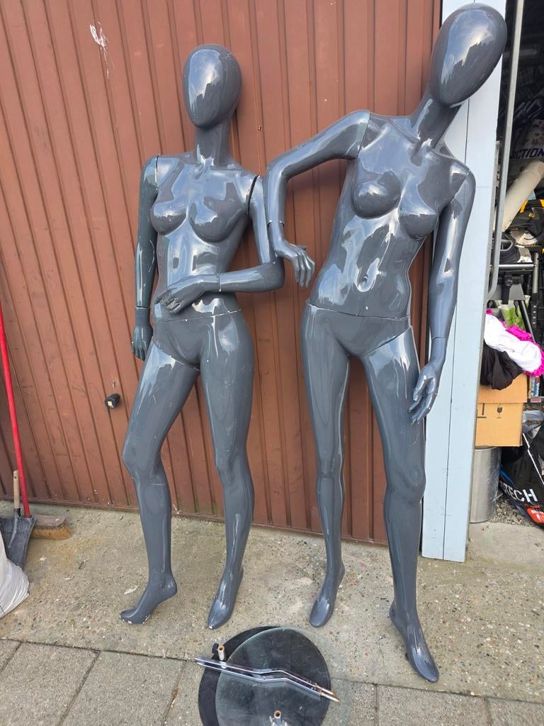 Etalagepoppen, Diversen, Ophalen