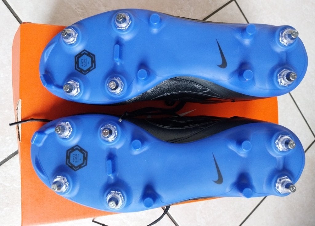 Chaussures football crampons NIKE CUIR NEUVES, Sports & Fitness, Football, Enlèvement ou Envoi, Neuf, Chaussures