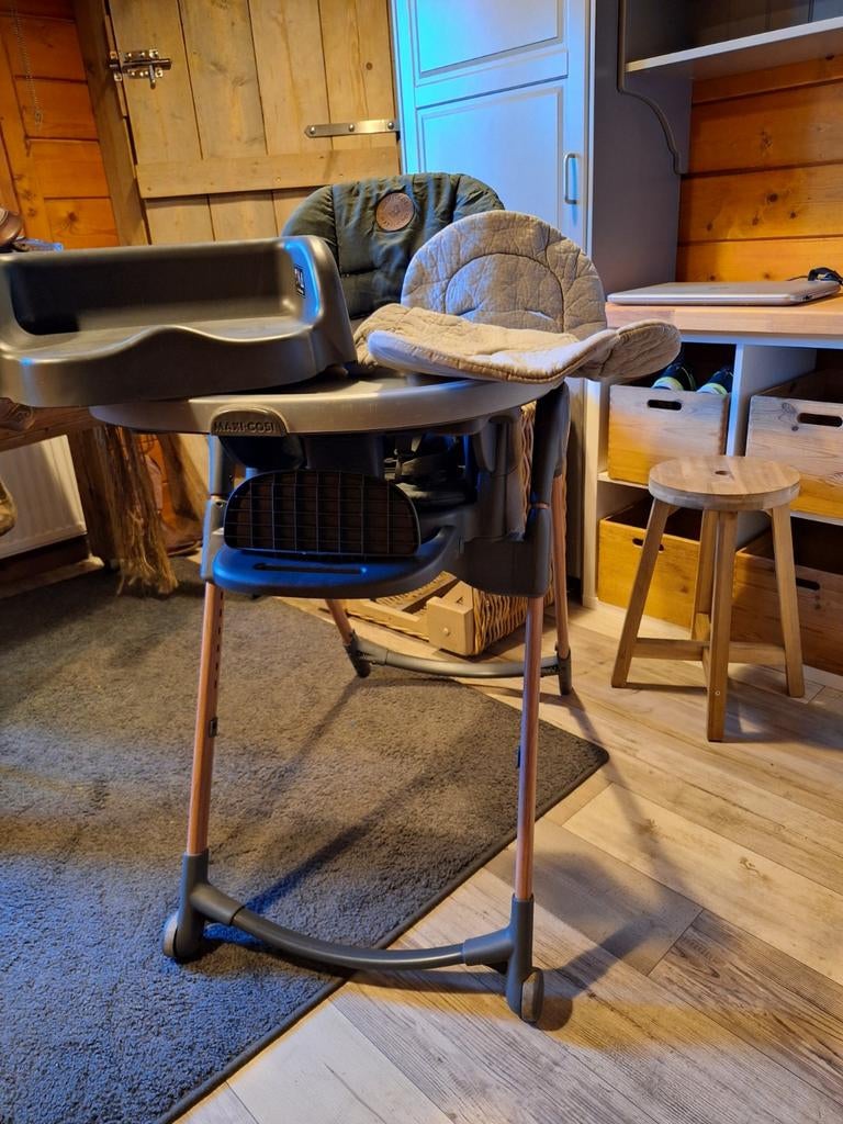 Maxi cosi eetstoel, Kinderen en Baby's, Kinderstoelen, Ophalen, Zo goed als nieuw, Meegroeistoel, Gordel(s)