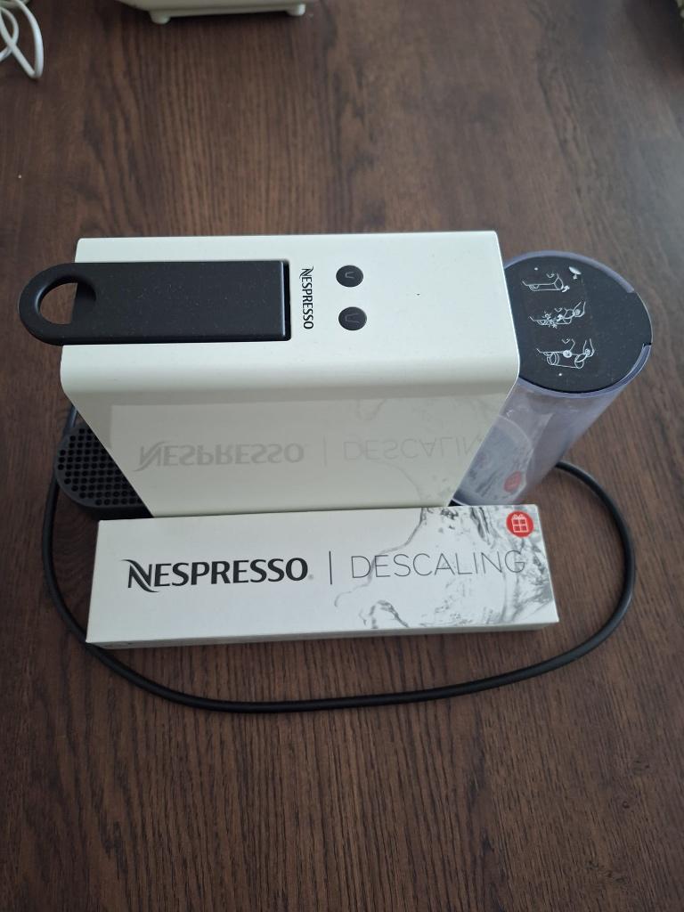 Nespresso Essenza Mini, wit, Elektronische apparatuur, Ophalen, Zo goed als nieuw, Espresso apparaat, Afneembaar waterreservoir