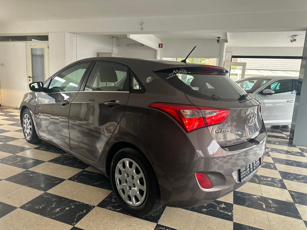 Hyundai i30 1.4 GDH  Blue drive Business Edition ISG, Auto's, Hyundai, Voorwielaandrijving, Euro 5, Stof, Zwart