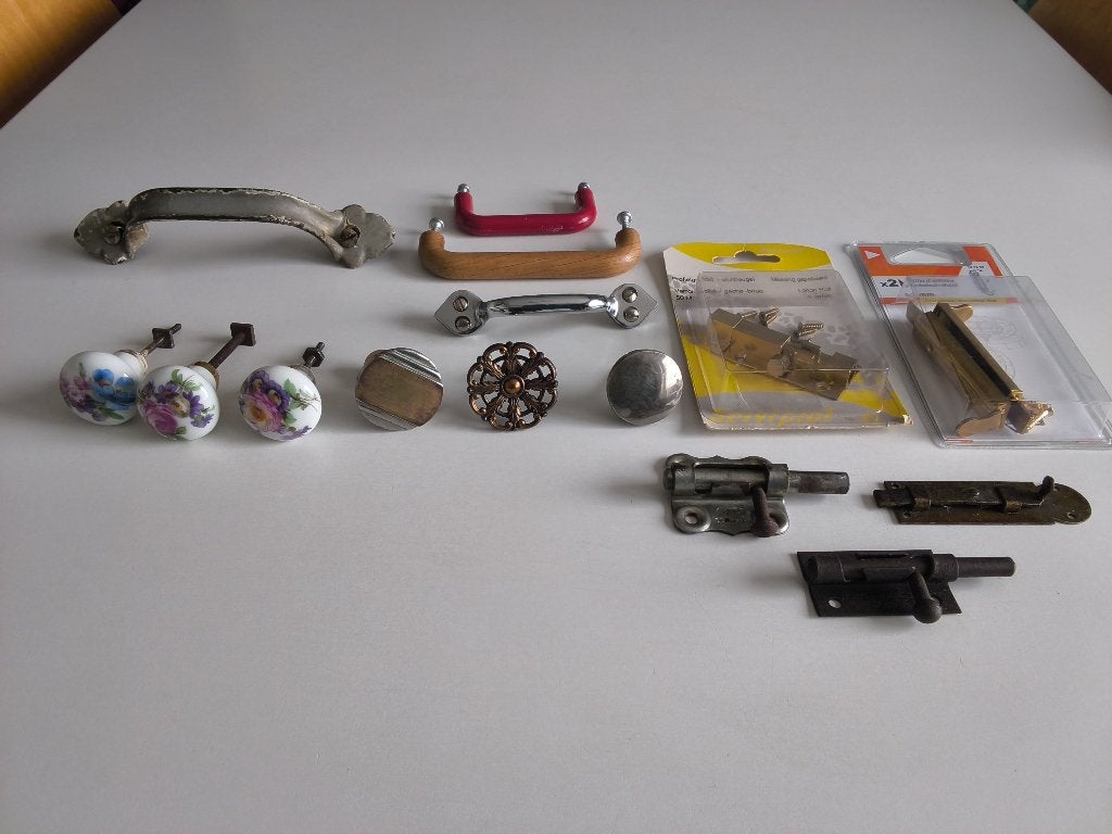 Anciennes poignées et verrous de meubles ou de portes, Bricolage & Construction, Enlèvement ou Envoi, Utilisé, Autres matériaux