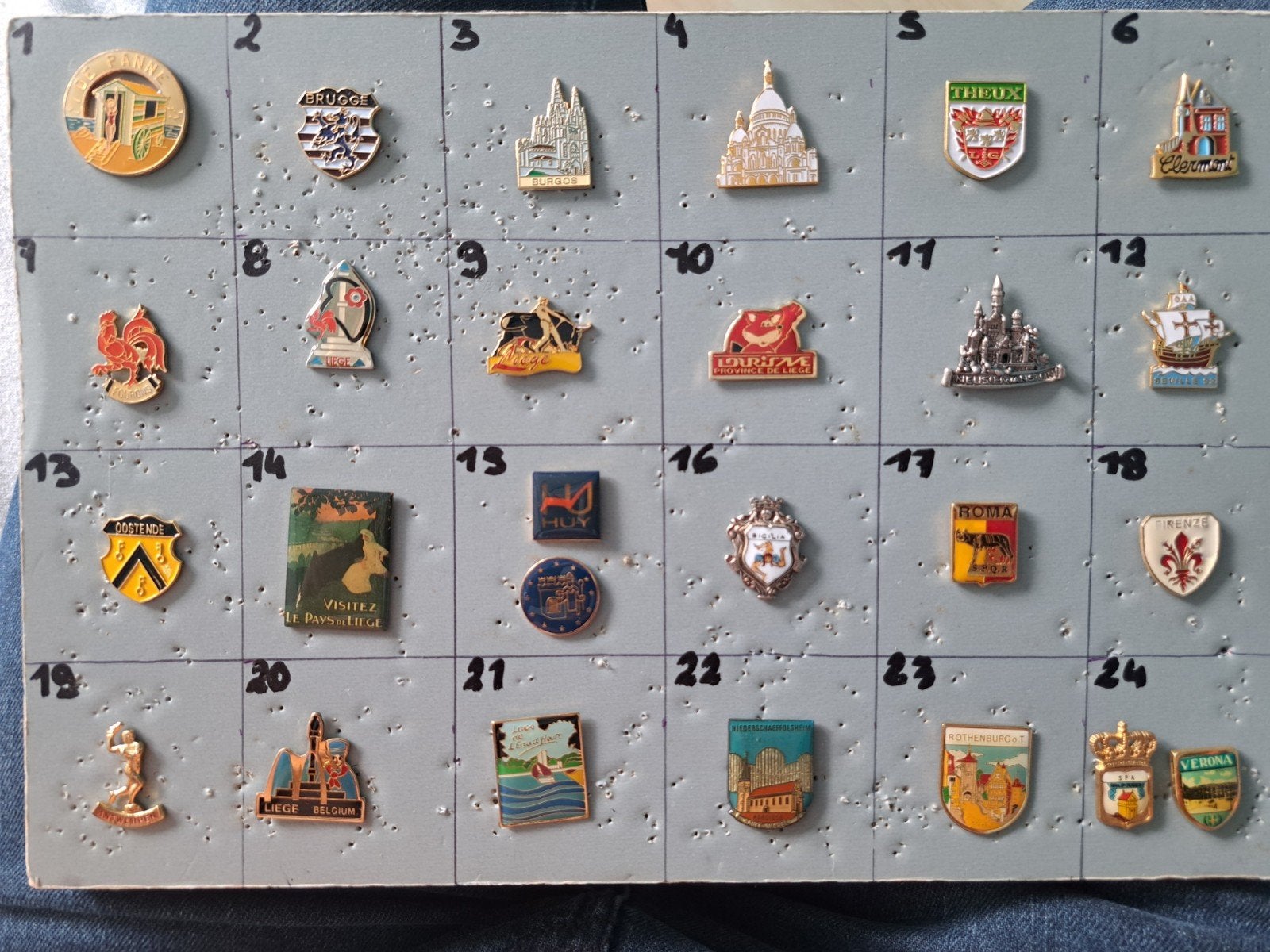 pin's pins à la case voir photos ville blason etc