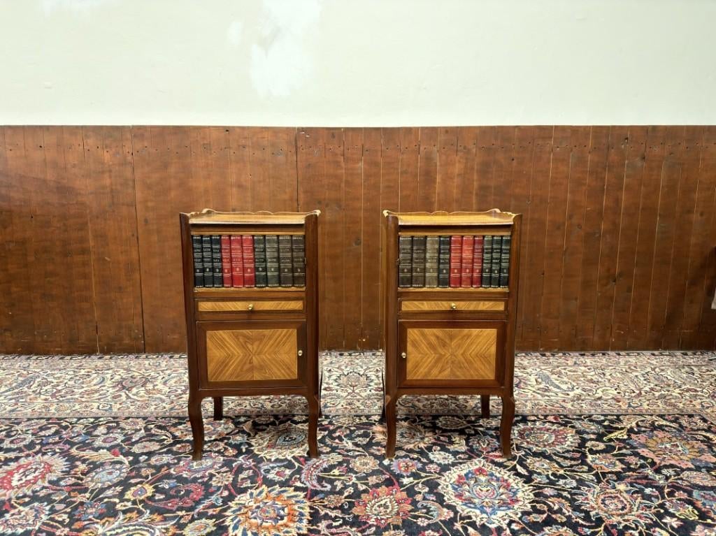 Klassiek Engelse Nachtkastjes met Boeken en Inlegwerk, Ophalen