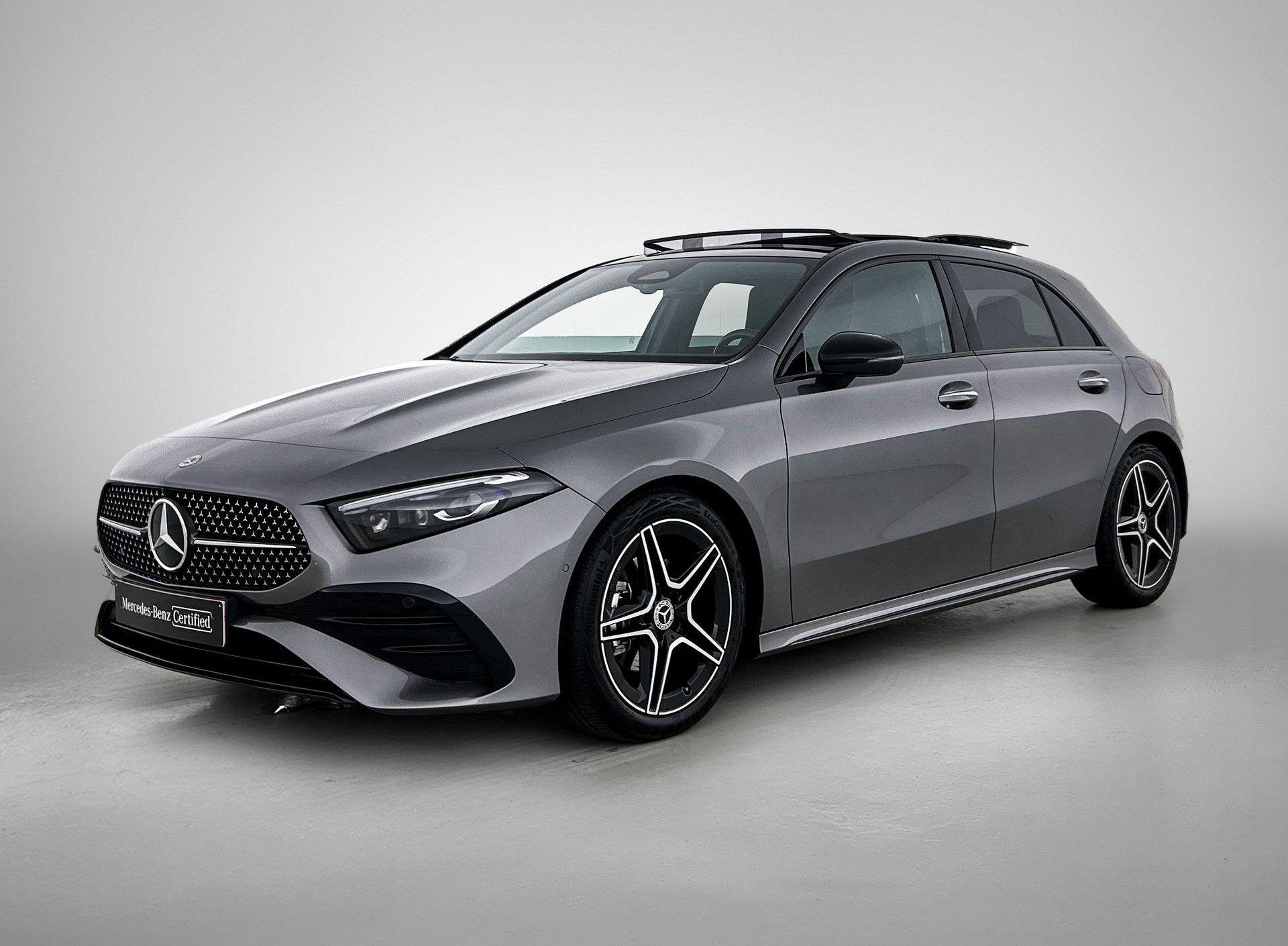 Mercedes-Benz A-Klasse 180 Hatchback AMG Line | Panoramisch, Auto's, Mercedes-Benz, Dealer onderhouden, Stof, Zwart, 4 cilinders