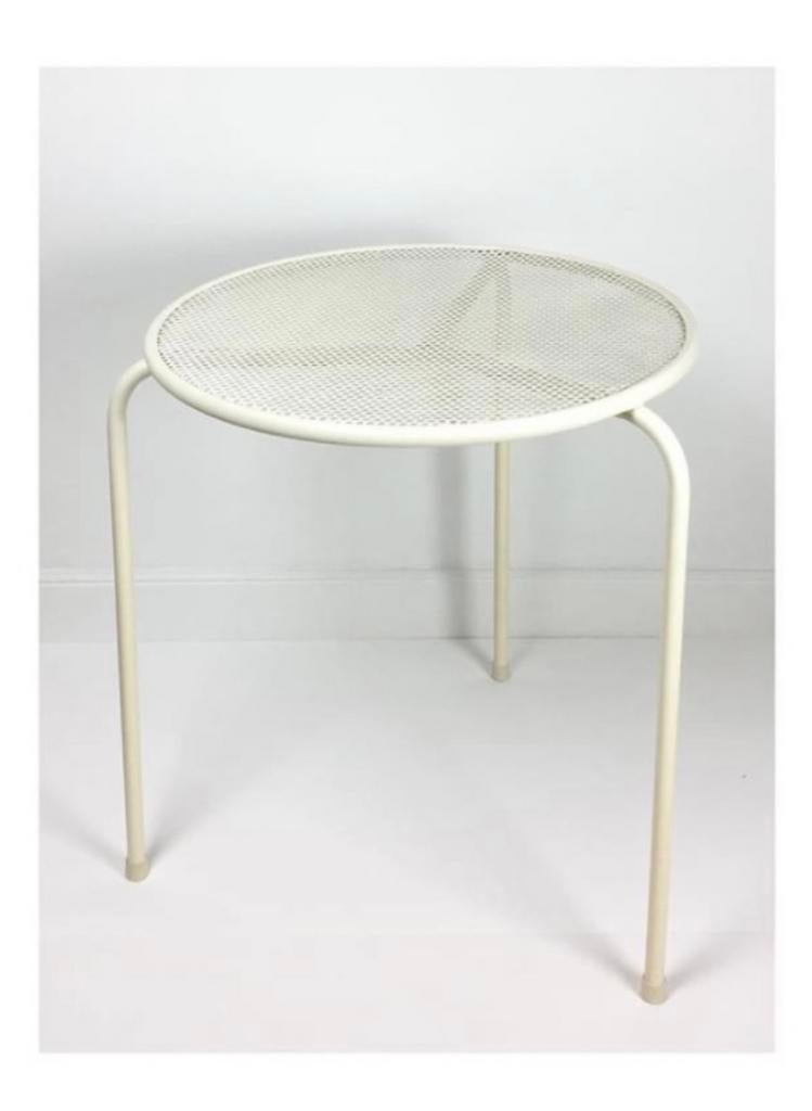 Table metal perfore blanche, Maison & Meubles, Tables | Tables d'appoint, Enlèvement, Comme neuf