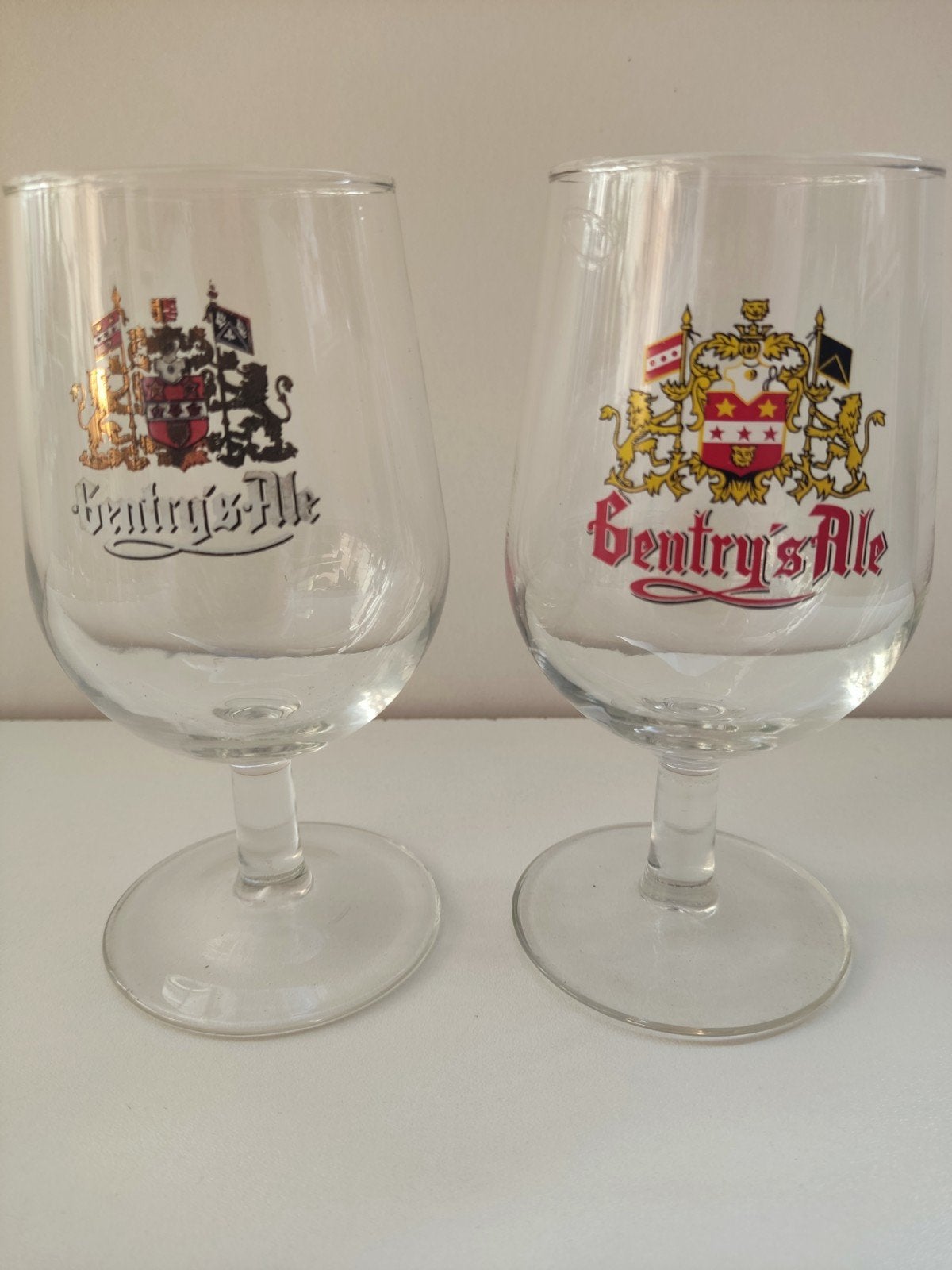 • Unieke set: 2 oude Gentry's Ale verzamelglazen op voet, Ophalen, Zo goed als nieuw, Glas of Glazen, Overige merken