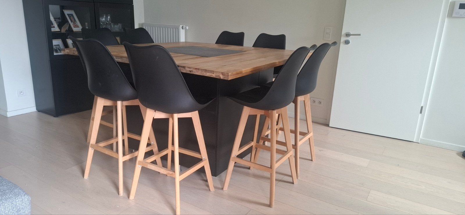 Table haute carrée de 1m50 + 8 chaises