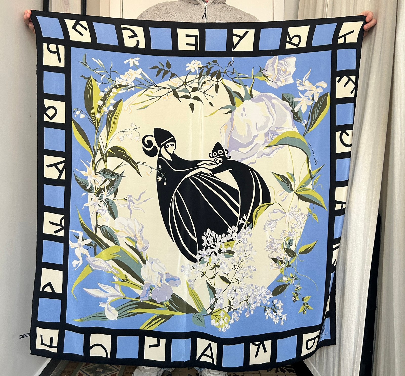 Lanvin grote zijden sjaalsjaal met patroon 112x107cm, Ophalen of Verzenden, Gedragen, Maat 46/48 (XL) of groter