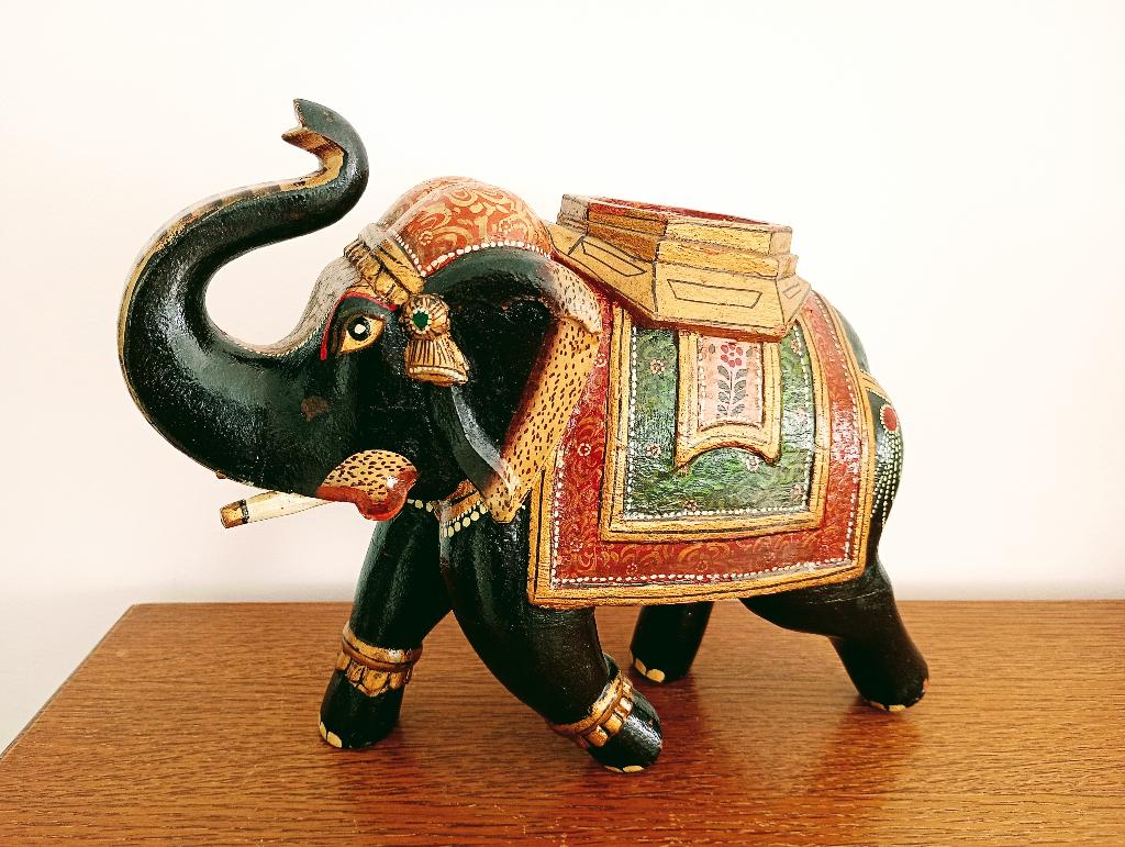 Magnifique éléphant peint à la main avec howdah, Enlèvement