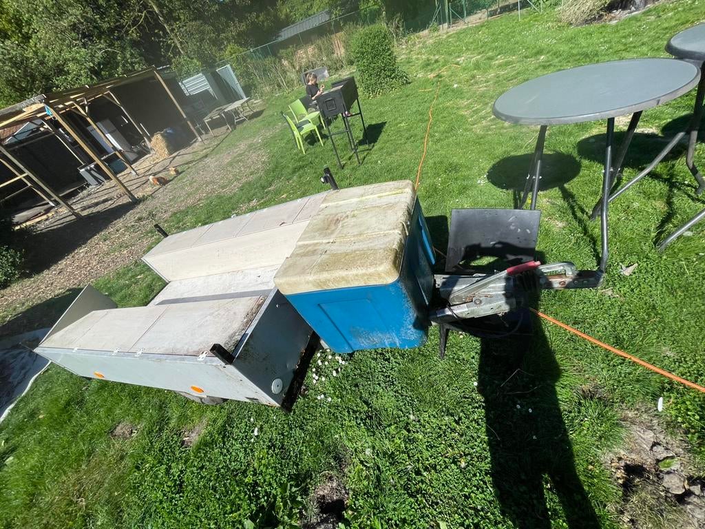 Remorque avec espaces de rangement et pieds en bas, Enlèvement, Utilisé
