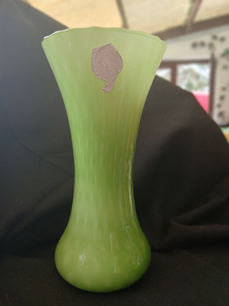 ANCIEN JOLI VASE EN OPALINE VERT, Antiquités & Art, Enlèvement ou Envoi