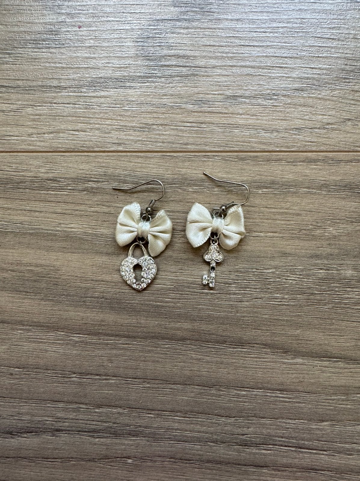 Boucles d'oreilles, pendentifs avec nœuds, Utilisé, Autres matériaux, Blanc, Pendantes