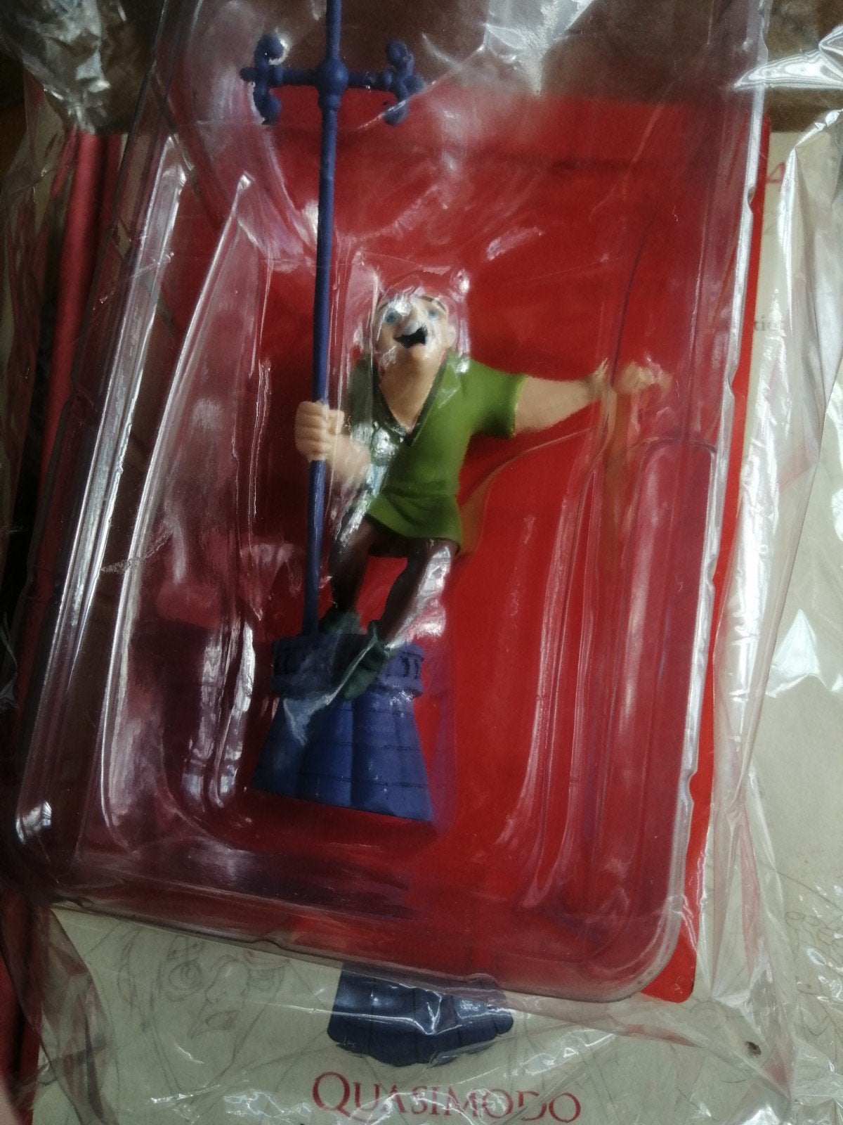 LIVRE WAL DISNEY AVEC FIGURINE QUASIMODO LE BOSSU DE NOTRE D, Enlèvement