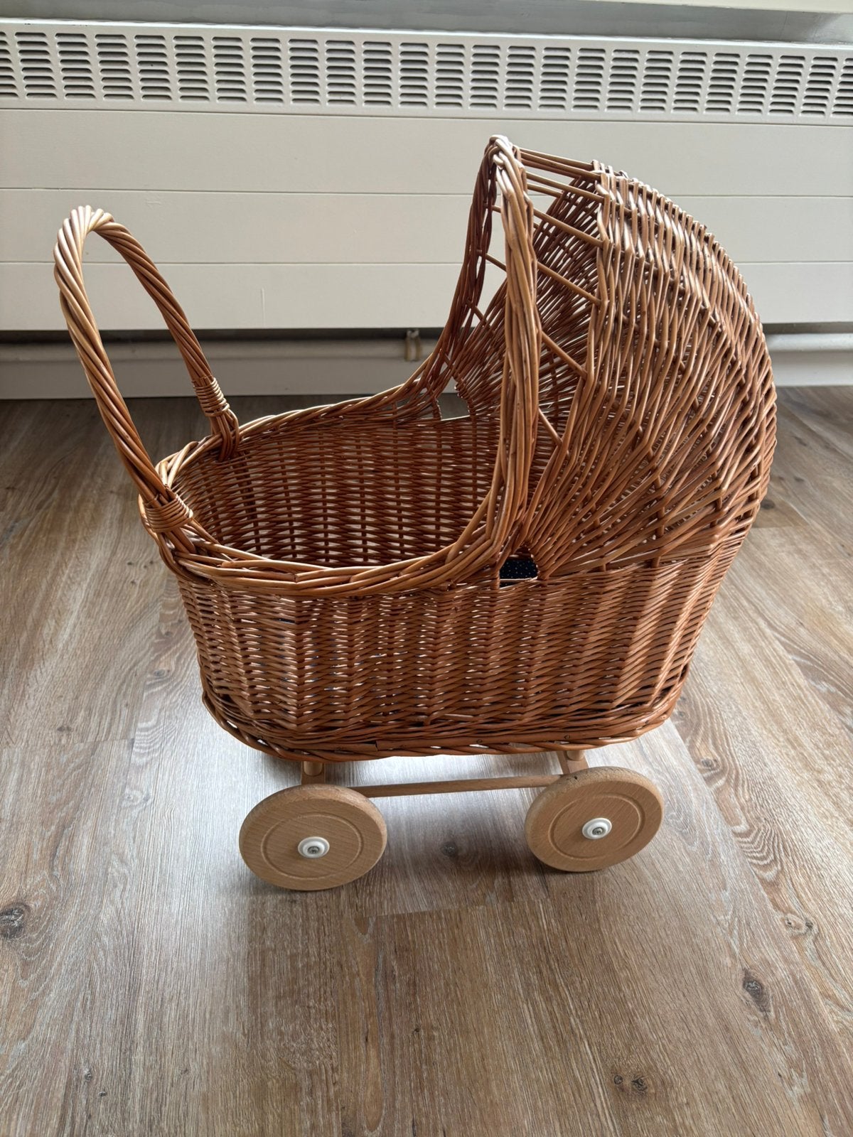 Rieten poppenwagen Playwood, Ophalen, Zo goed als nieuw, Babypop