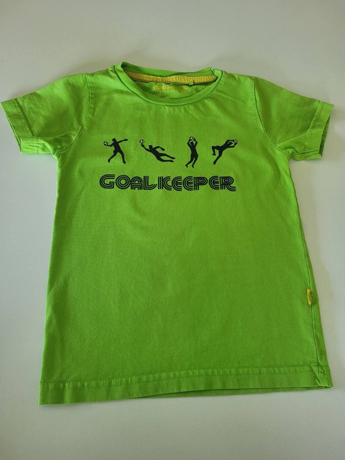 Groen t-shirt "goal keeper" Maat: 110 Merk: Stones & Bones, Kinderen en Baby's, Kinderkleding | Maat 110, Ophalen of Verzenden