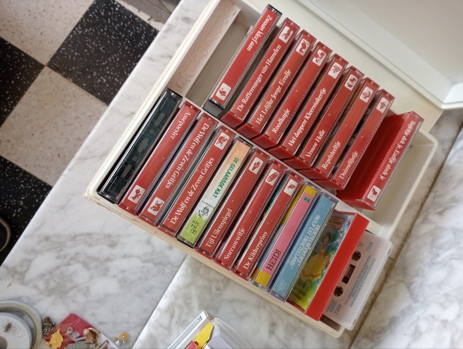 écoutez une cassette de contes de fées, Enlèvement ou Envoi