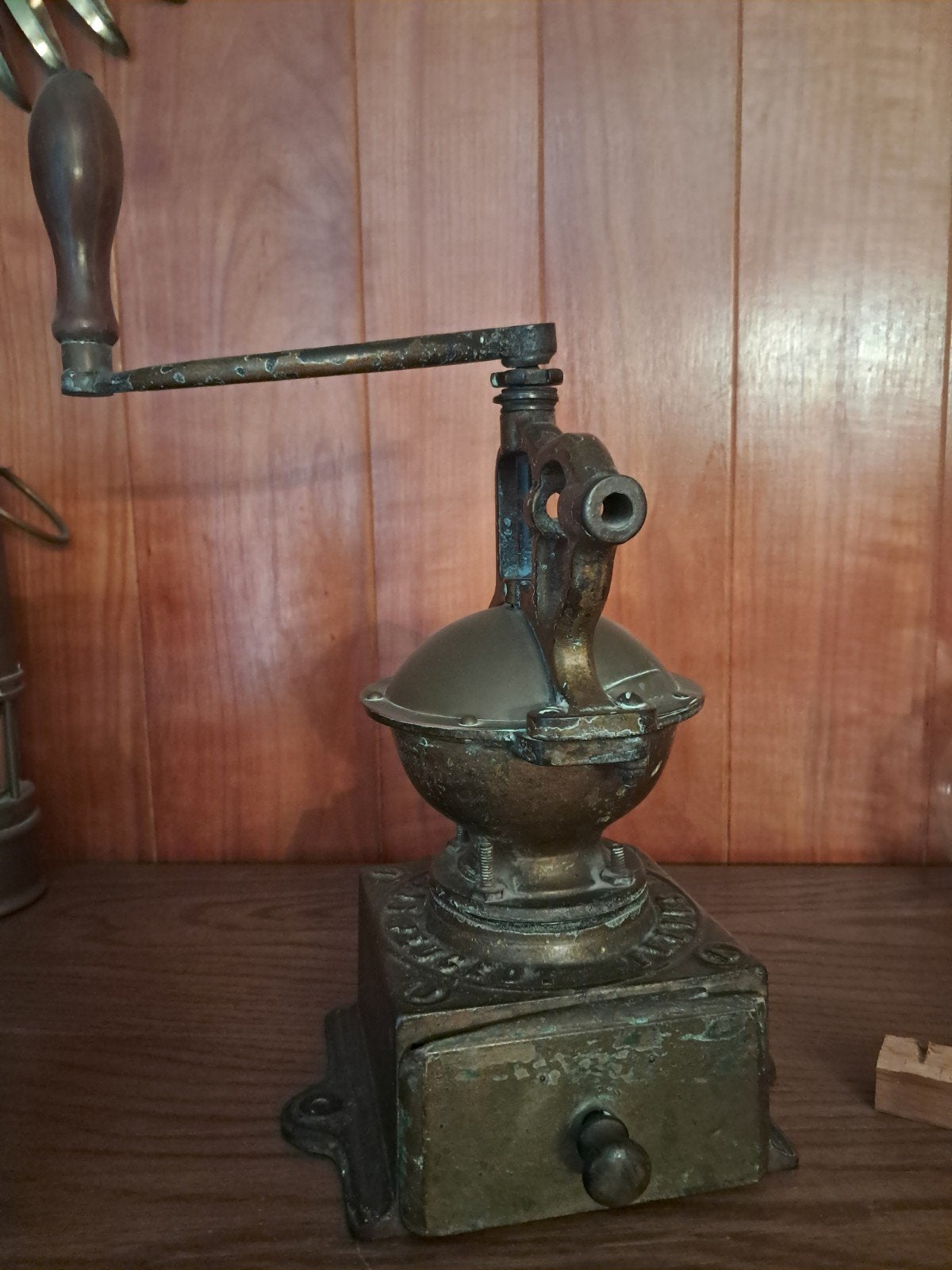 Antieke gietijzeren Peugeot Frères koffiemolen, Ophalen