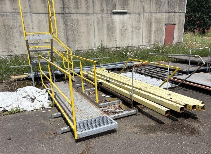 Metalen trap met loopbrug en bordes, Doe-het-zelf en Bouw, Ladders en Trappen, Ophalen, Gebruikt, Trap, Minder dan 2 meter
