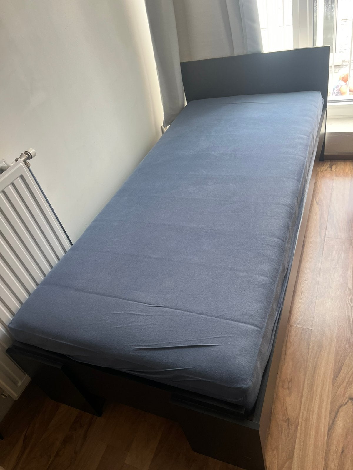 Te koop eenpersoonsbed met matras, Huis en Inrichting, Slaapkamer | Bedden, Ophalen, Eenpersoons, Zwart, Zo goed als nieuw