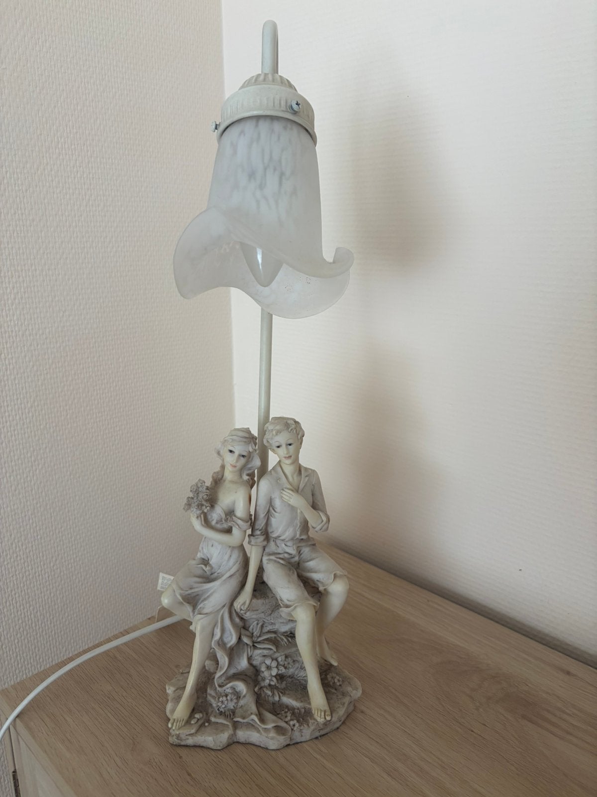 Très belle lampe avec sculpture de couple, en Marfinite., Enlèvement