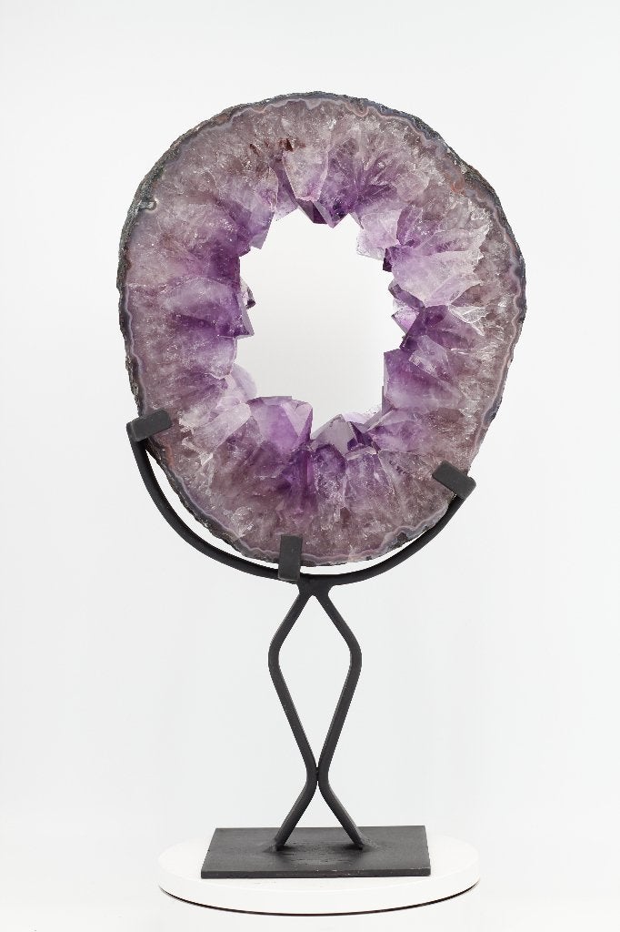 Disque géode améthyste sur support en fer forgé croisé 34 cm, Enlèvement ou Envoi, Neuf, Violet