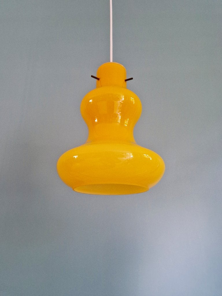 Suspension vintage en opaline jaune, Italie, 1960-70, Enlèvement ou Envoi